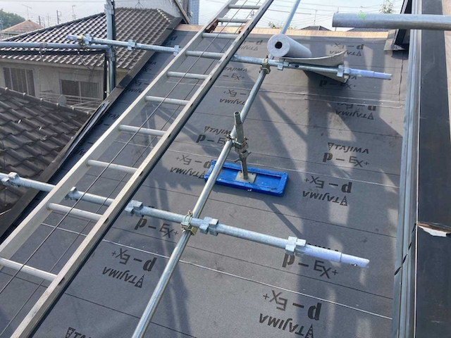 梯子と防水シート